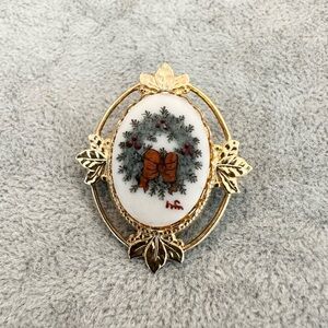 Vintage Signed HFN Gold Tone Hand Painted Porcelain Christmas Wreath Brooch Pin